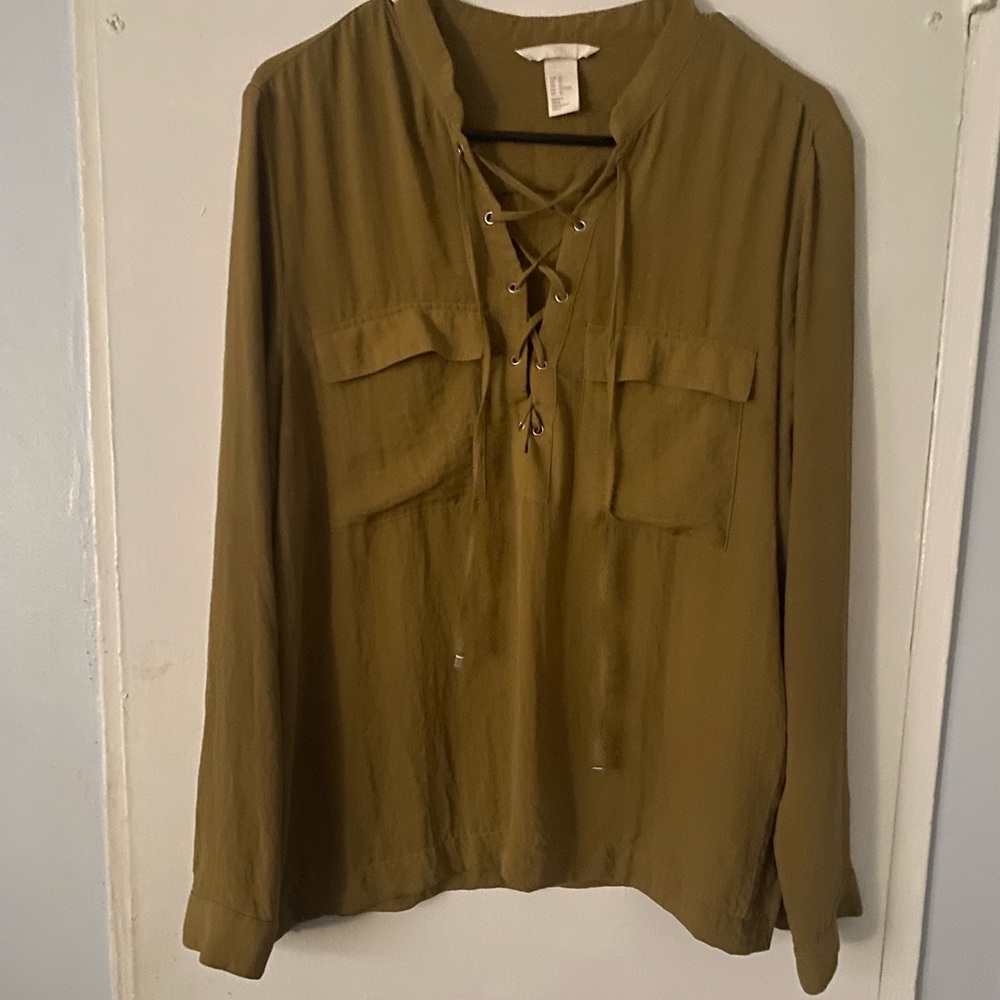 Nice blouse! Dress it up or wear it casual! Matches nicely with black or white!